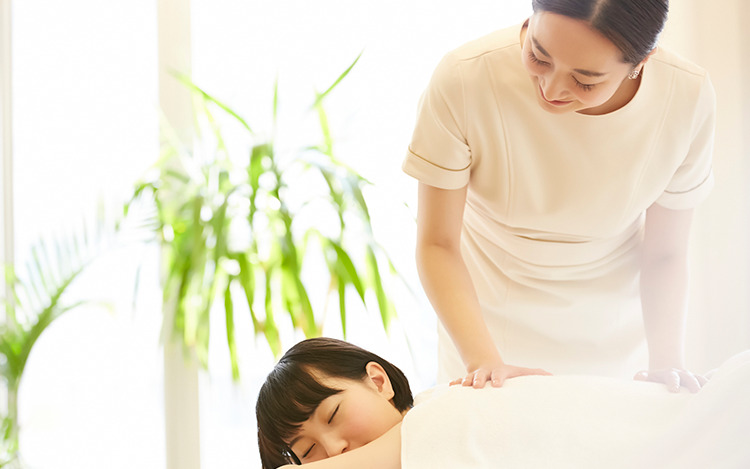 エステティシャン、セラピスト
